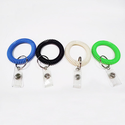 Bobina di plastica Stretchable del polso del braccialetto colorata solido con i portachiavi a anello