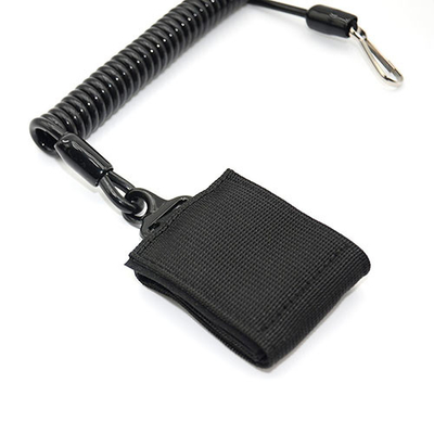 Un cordone nero per pistole tattiche con tela di nylon e un gancio.