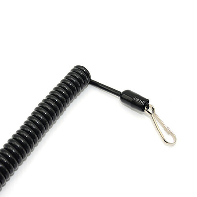 Un cordone nero per pistole tattiche con tela di nylon e un gancio.