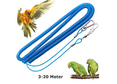 La corda sicura del pappagallo arrotolato impedisce il volo accidentale dell'uccello che amplia 20 metri